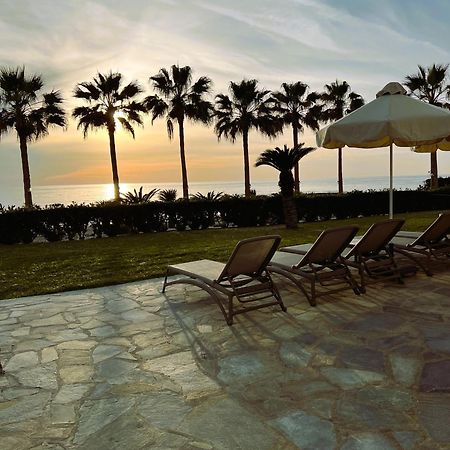 Platzia Beach Villas Paphos ภายนอก รูปภาพ