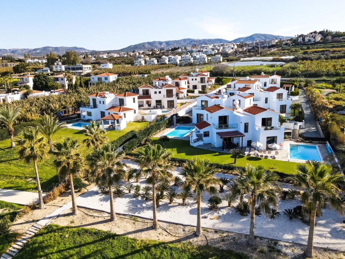 Platzia Beach Villas Paphos ภายนอก รูปภาพ