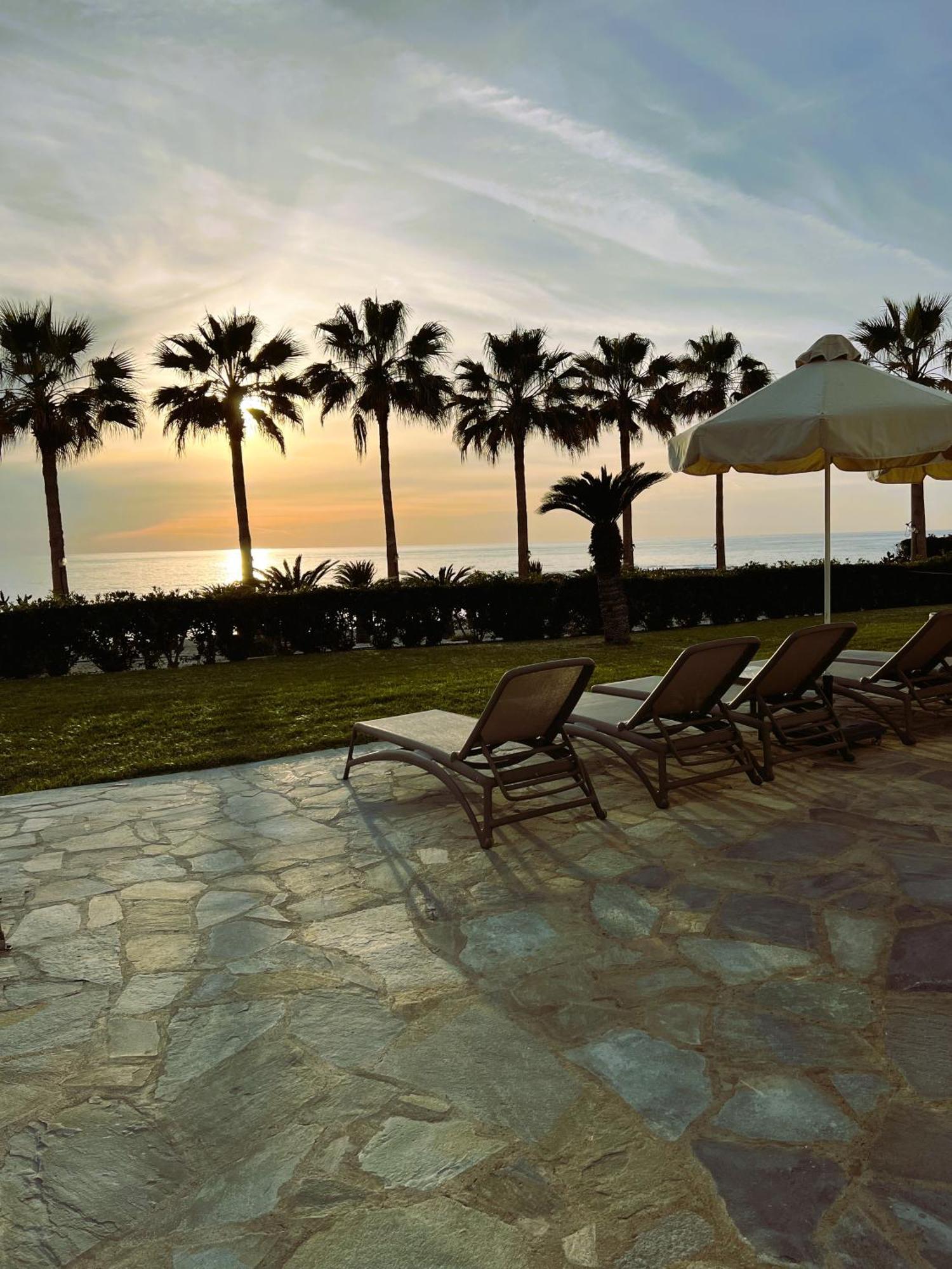 Platzia Beach Villas Paphos ภายนอก รูปภาพ