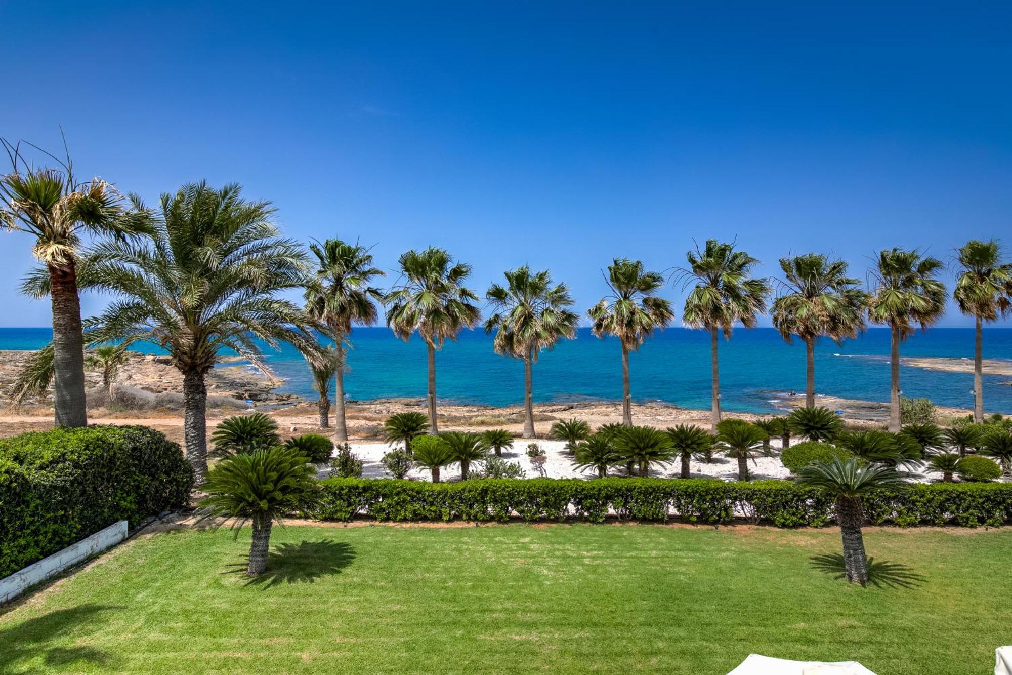 Platzia Beach Villas Paphos ภายนอก รูปภาพ