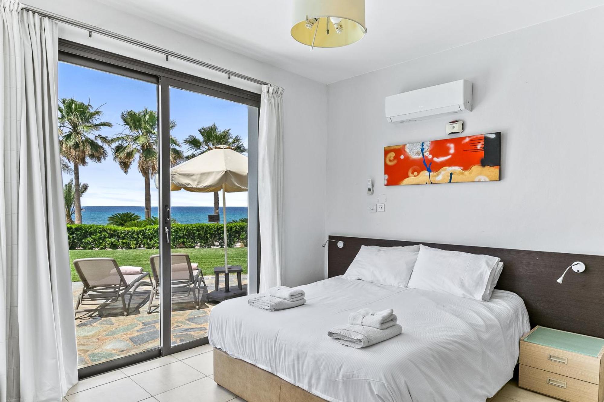 Platzia Beach Villas Paphos ภายนอก รูปภาพ
