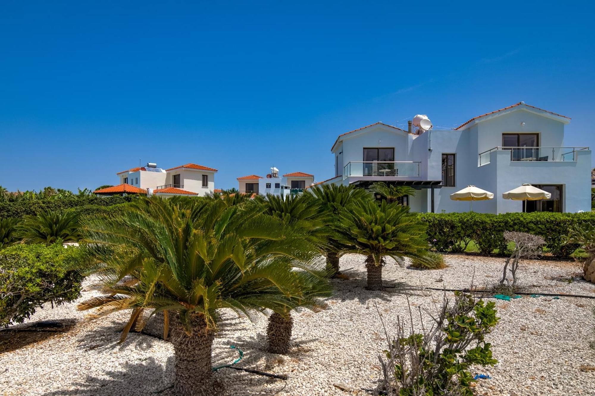 Platzia Beach Villas Paphos ภายนอก รูปภาพ