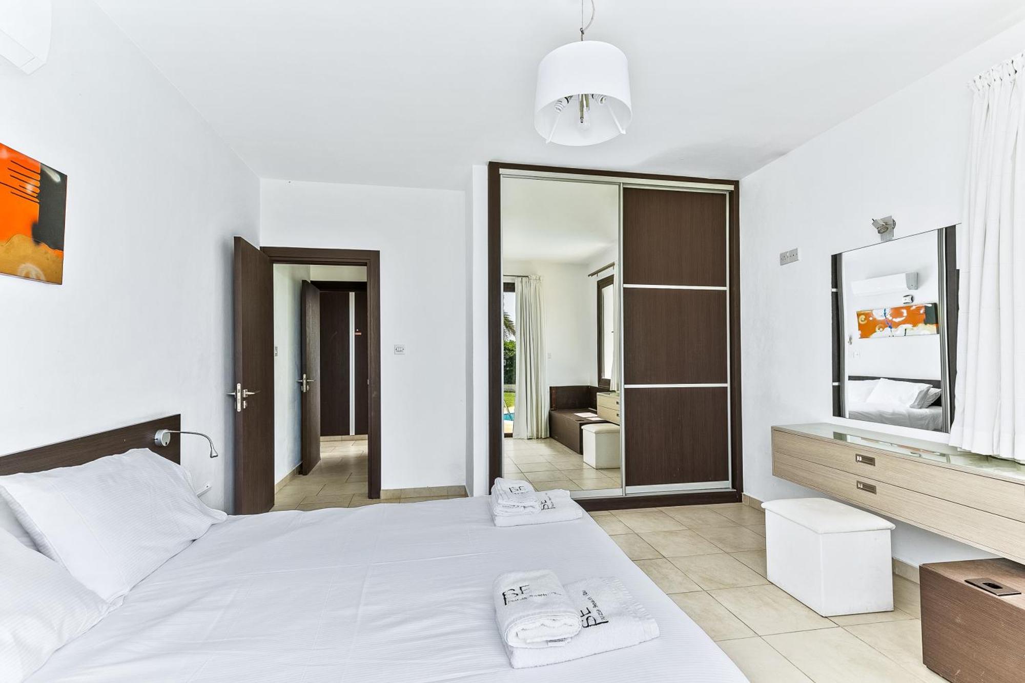Platzia Beach Villas Paphos ภายนอก รูปภาพ