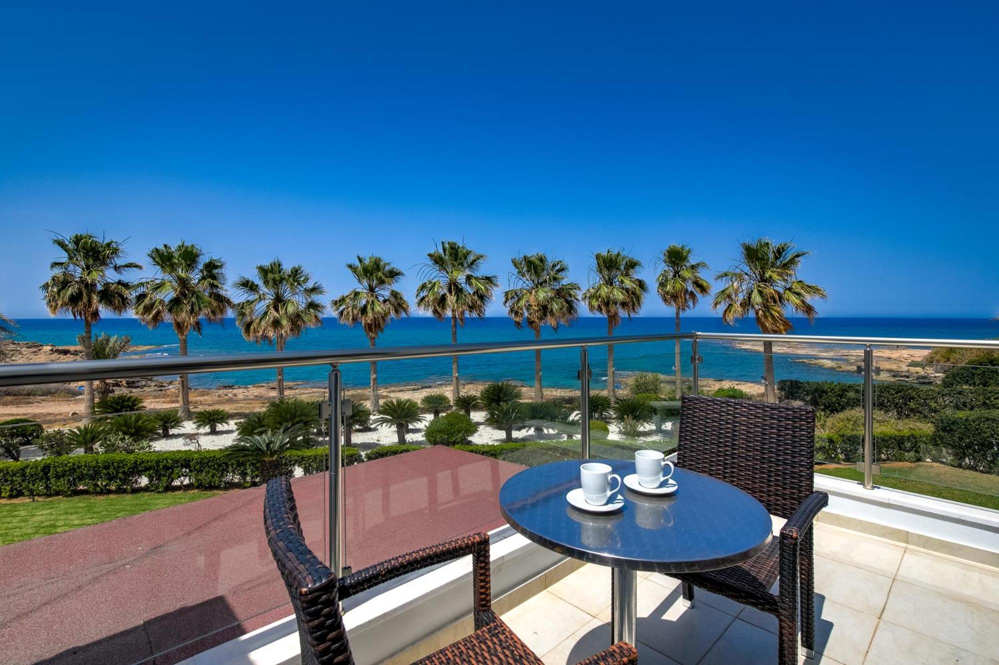 Platzia Beach Villas Paphos ภายนอก รูปภาพ