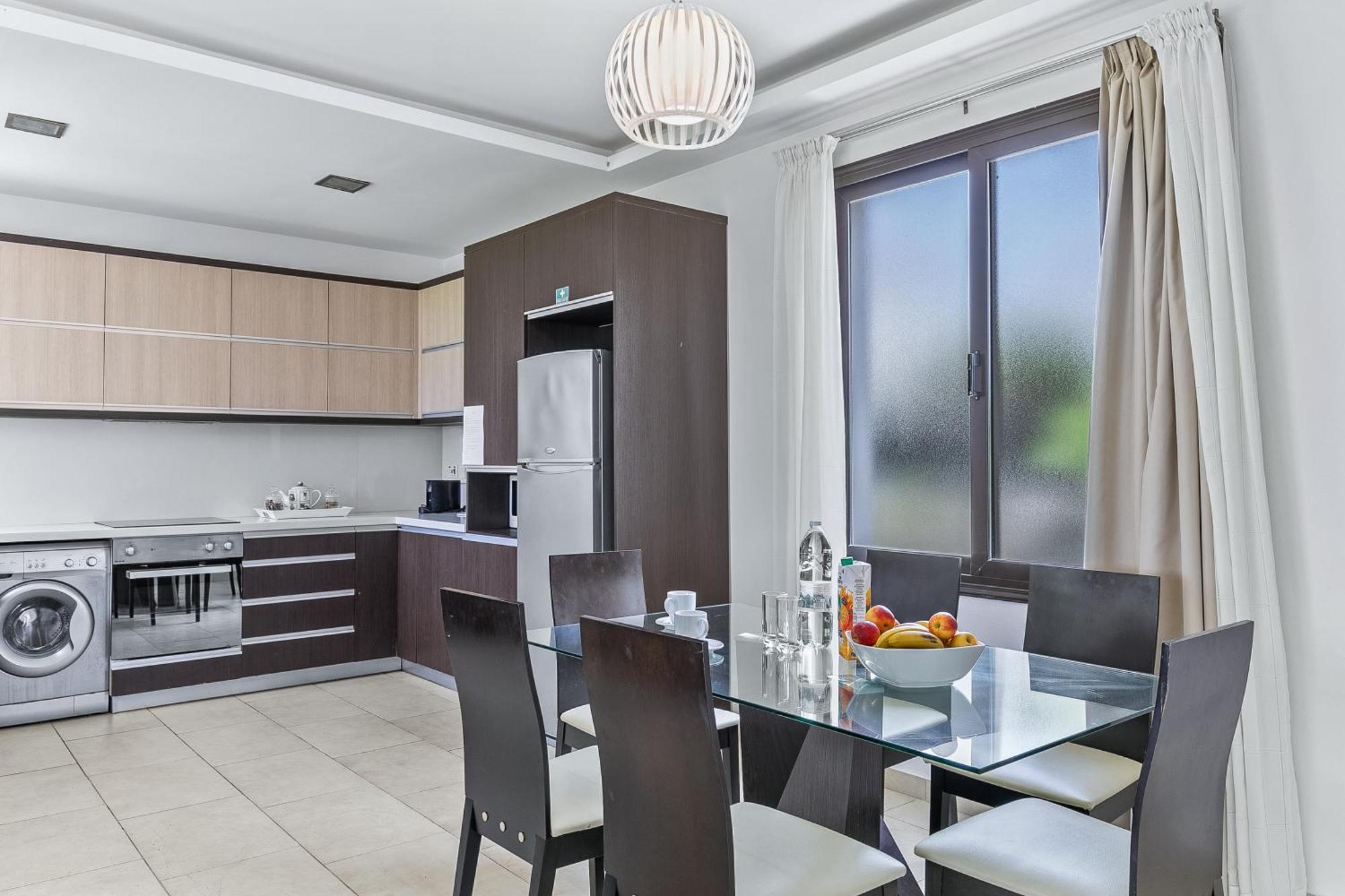 Platzia Beach Villas Paphos ภายนอก รูปภาพ