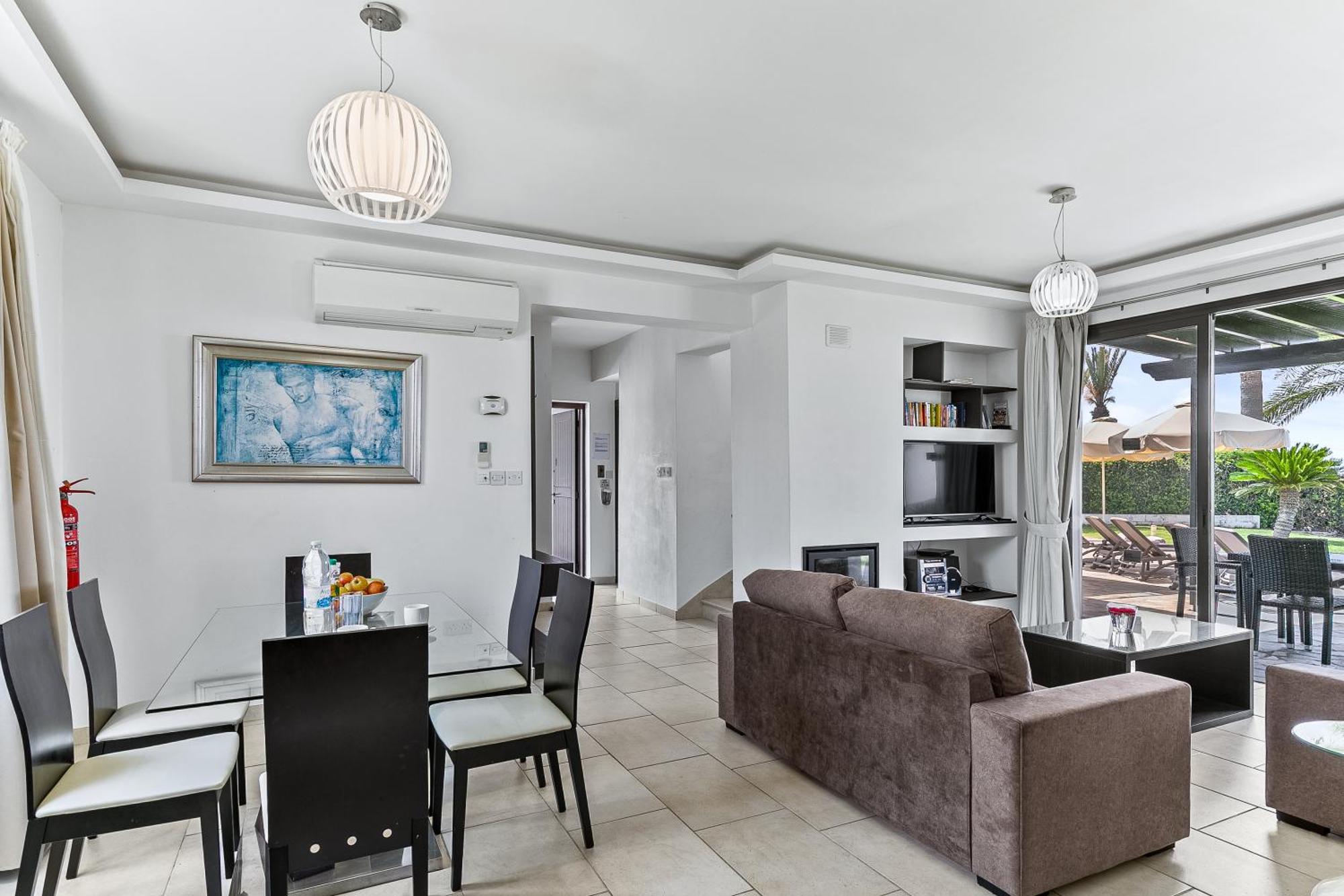 Platzia Beach Villas Paphos ภายนอก รูปภาพ