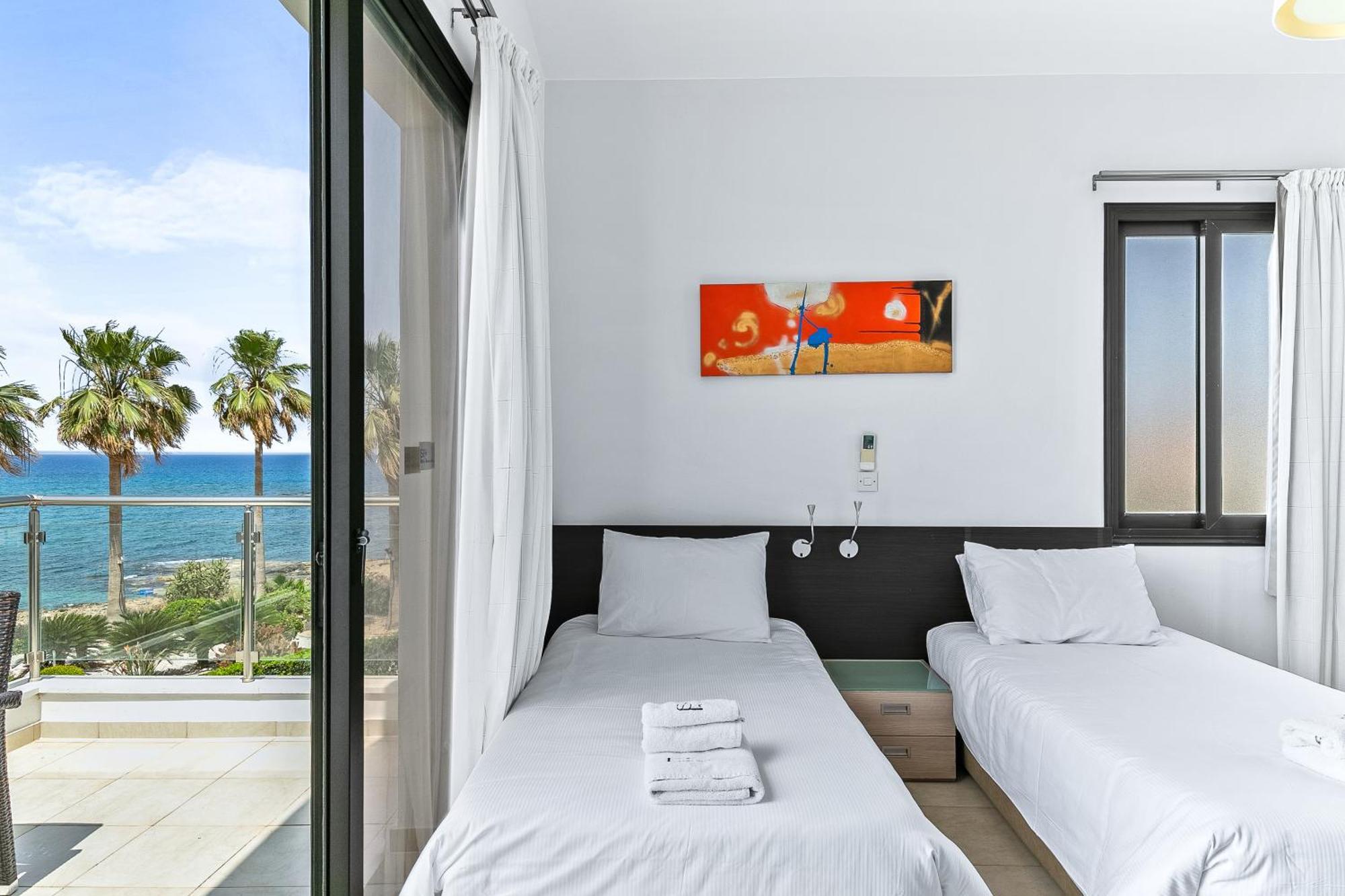 Platzia Beach Villas Paphos ภายนอก รูปภาพ