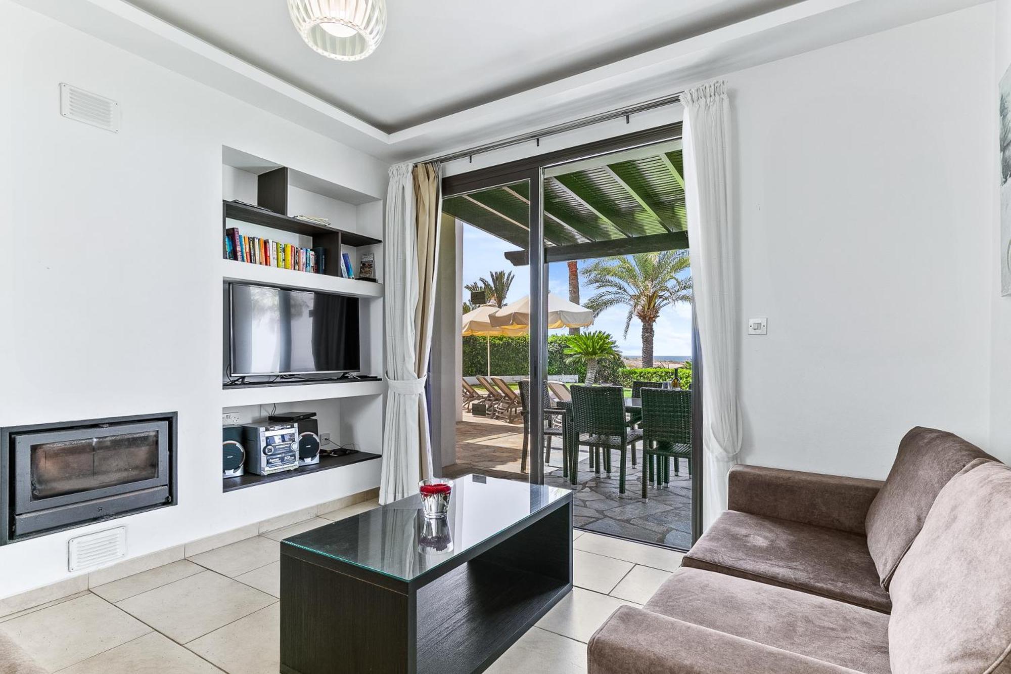 Platzia Beach Villas Paphos ภายนอก รูปภาพ
