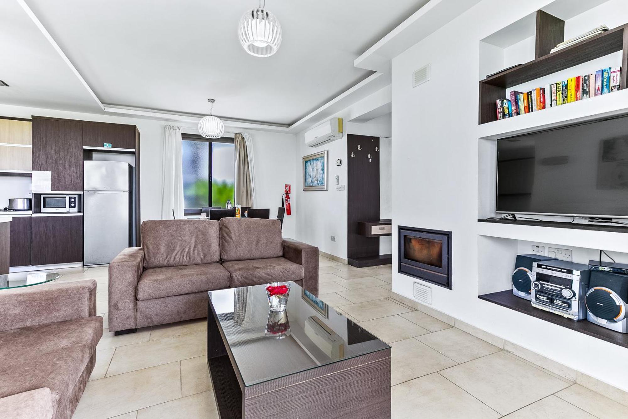 Platzia Beach Villas Paphos ภายนอก รูปภาพ
