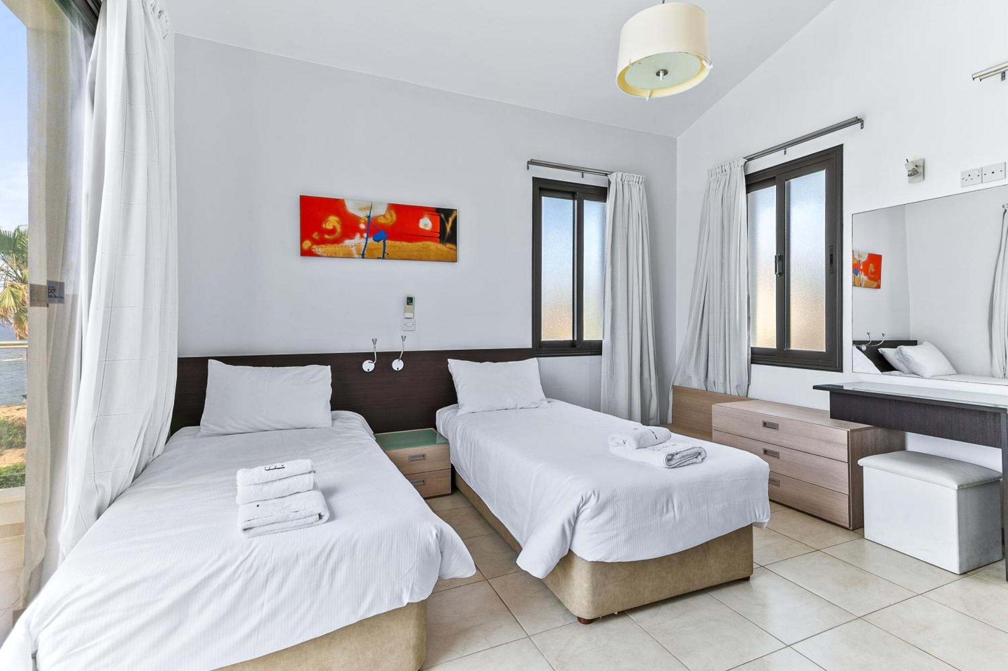 Platzia Beach Villas Paphos ภายนอก รูปภาพ