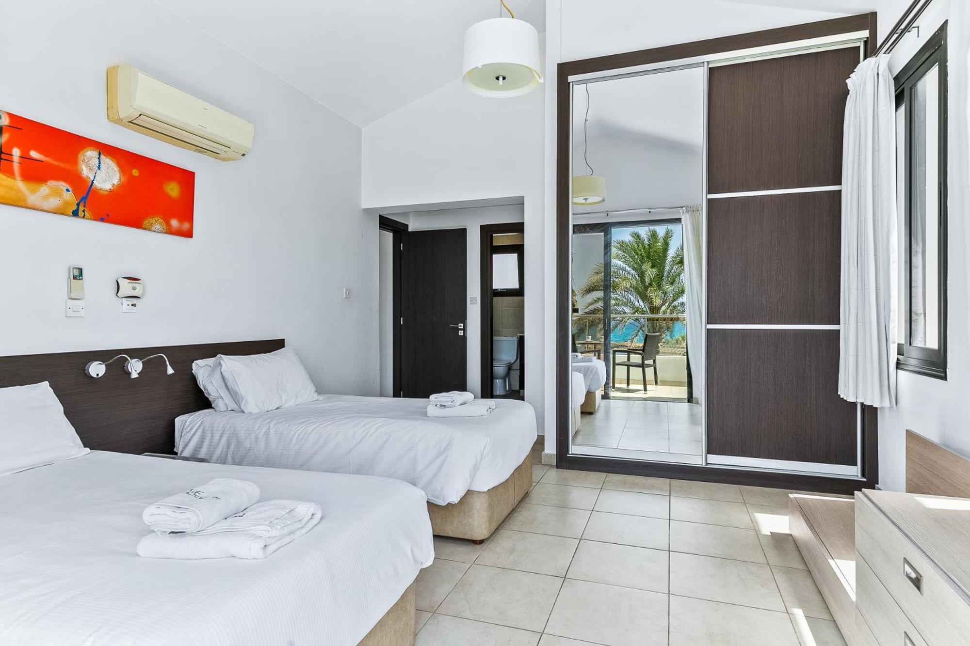 Platzia Beach Villas Paphos ภายนอก รูปภาพ