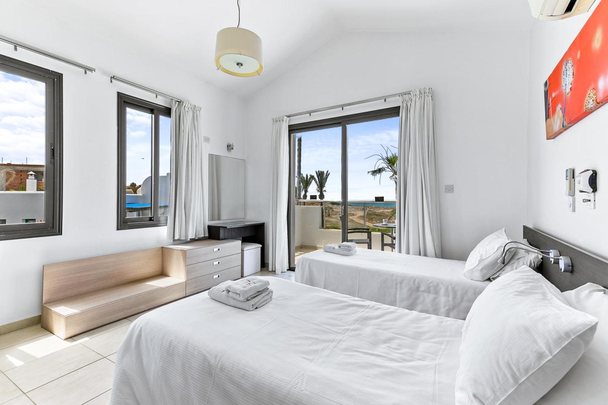 Platzia Beach Villas Paphos ภายนอก รูปภาพ