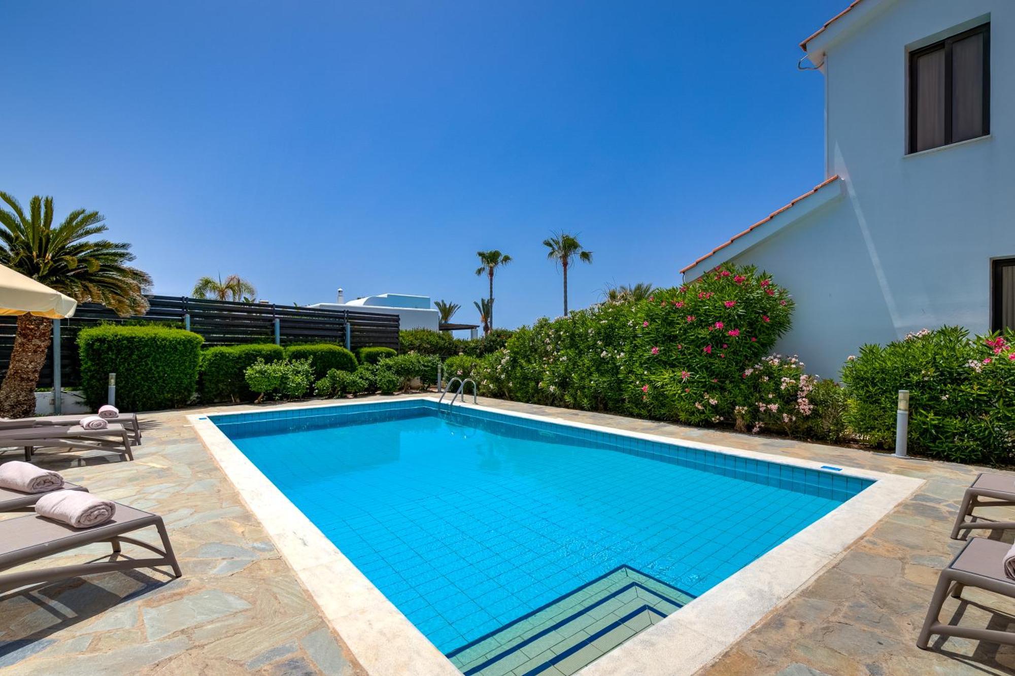 Platzia Beach Villas Paphos ภายนอก รูปภาพ