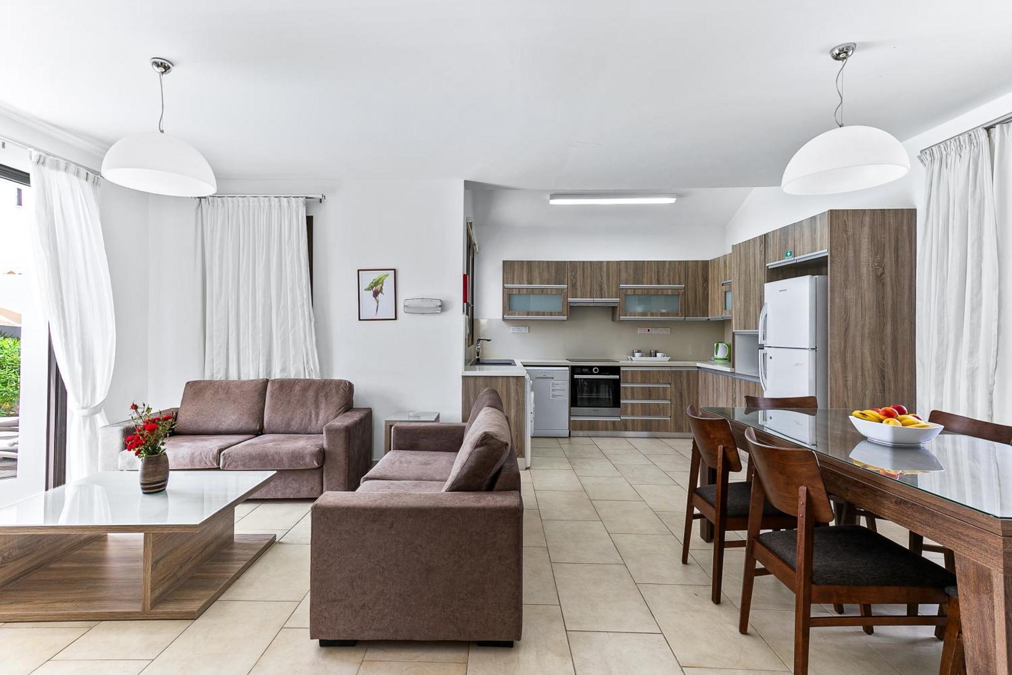 Platzia Beach Villas Paphos ภายนอก รูปภาพ