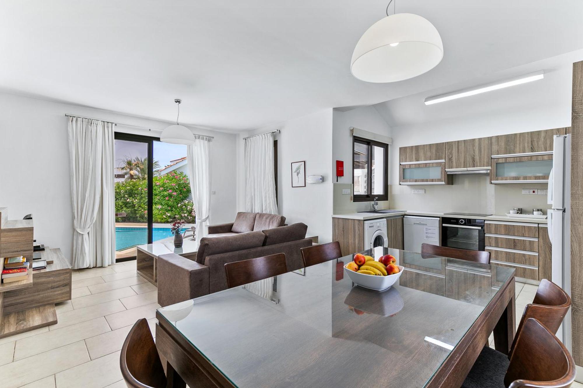 Platzia Beach Villas Paphos ภายนอก รูปภาพ