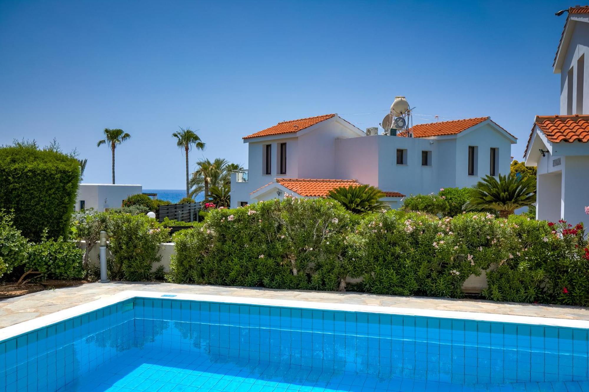 Platzia Beach Villas Paphos ภายนอก รูปภาพ