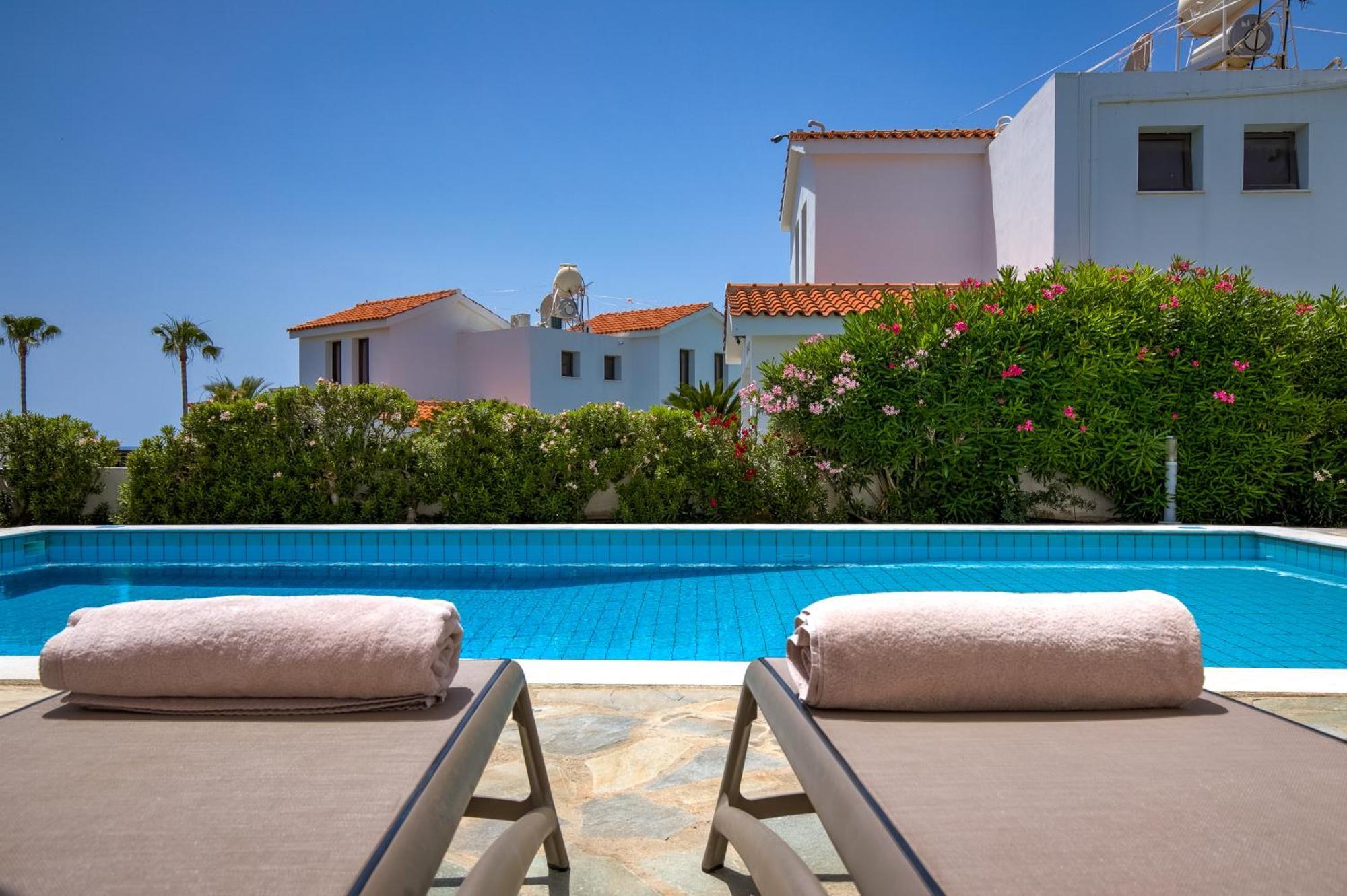 Platzia Beach Villas Paphos ภายนอก รูปภาพ