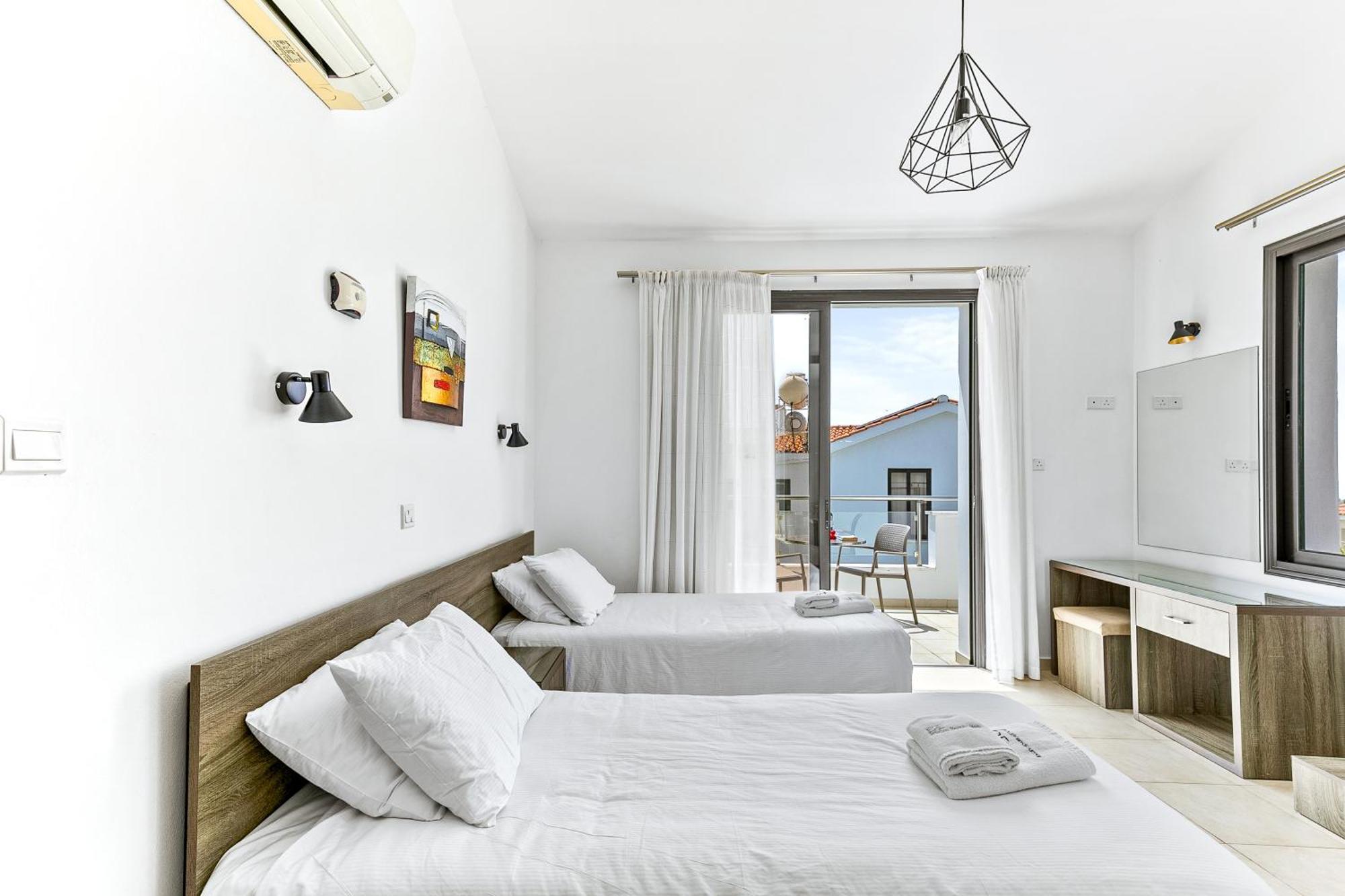 Platzia Beach Villas Paphos ภายนอก รูปภาพ