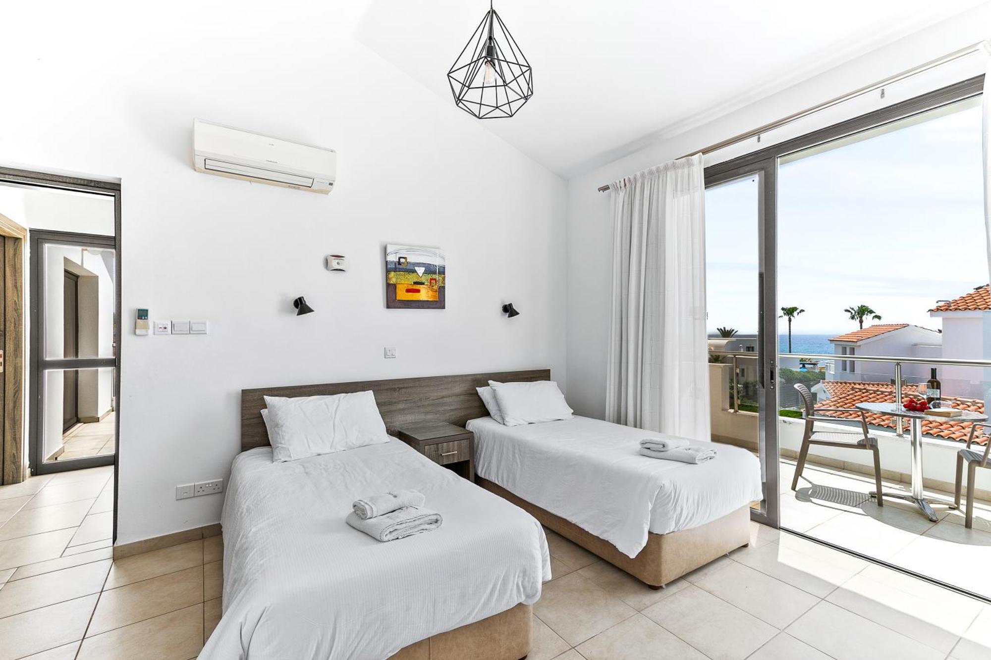 Platzia Beach Villas Paphos ภายนอก รูปภาพ