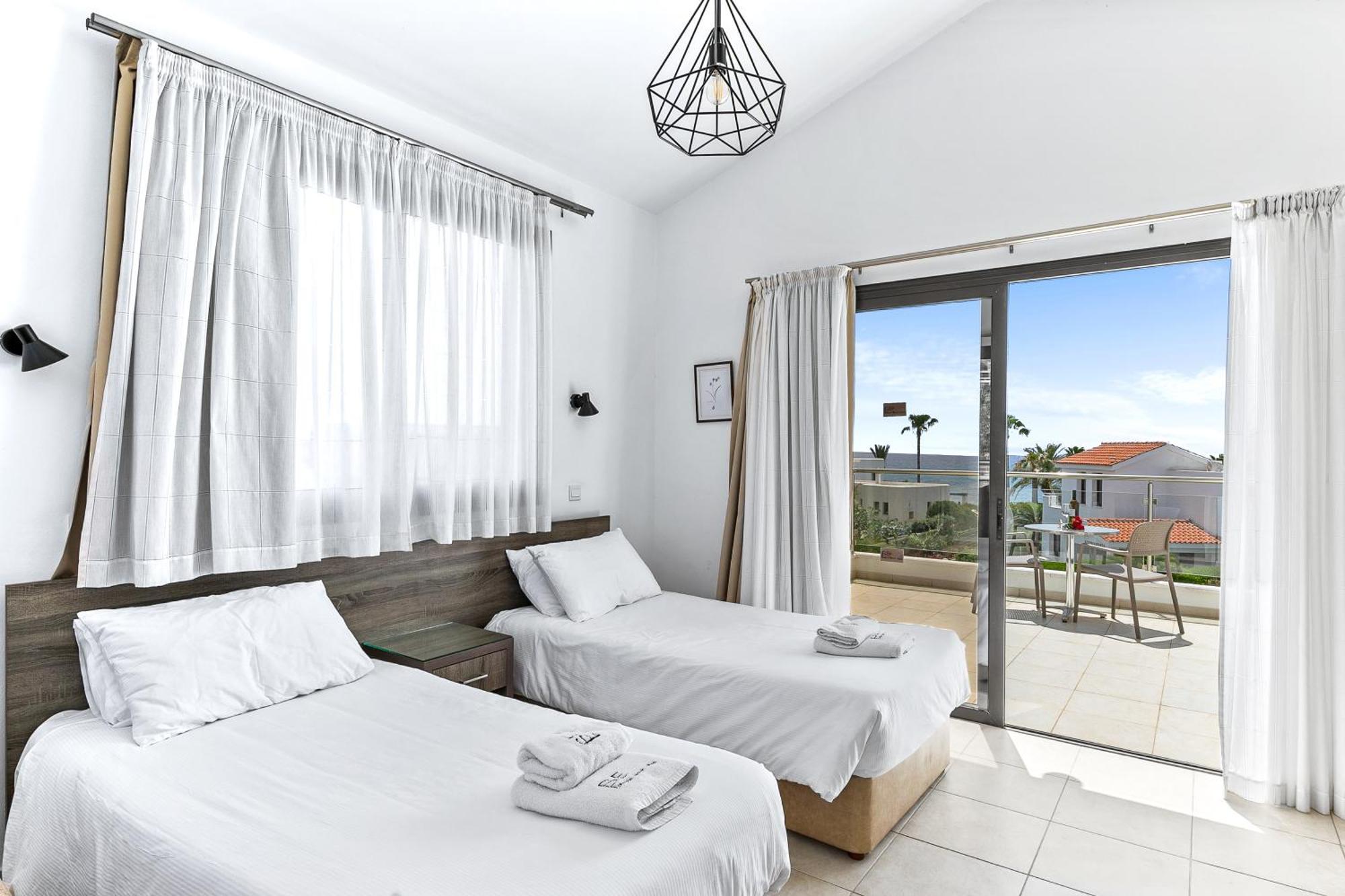 Platzia Beach Villas Paphos ภายนอก รูปภาพ