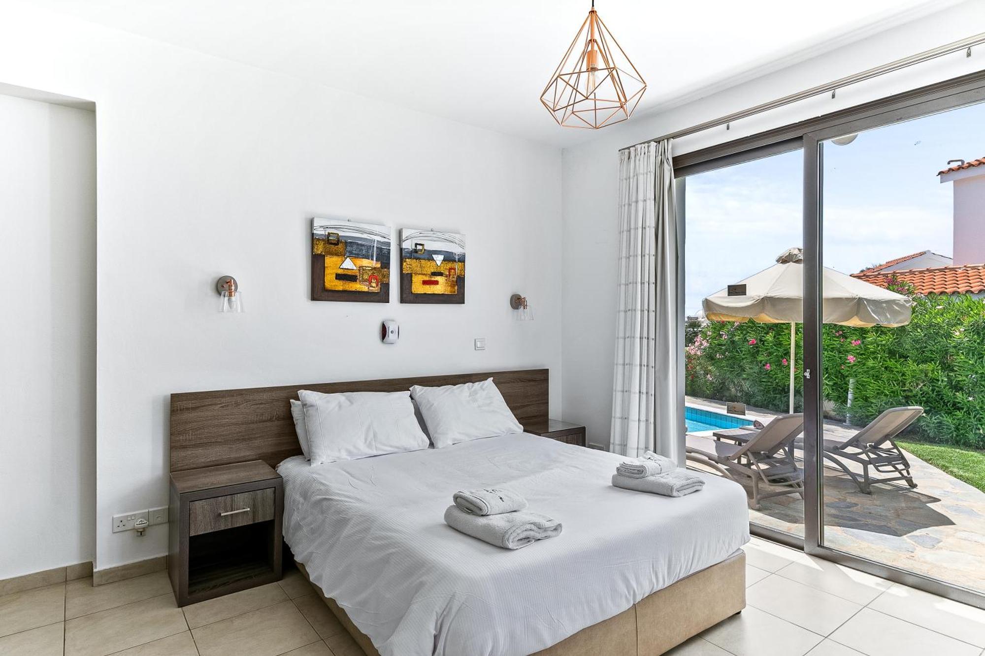 Platzia Beach Villas Paphos ภายนอก รูปภาพ