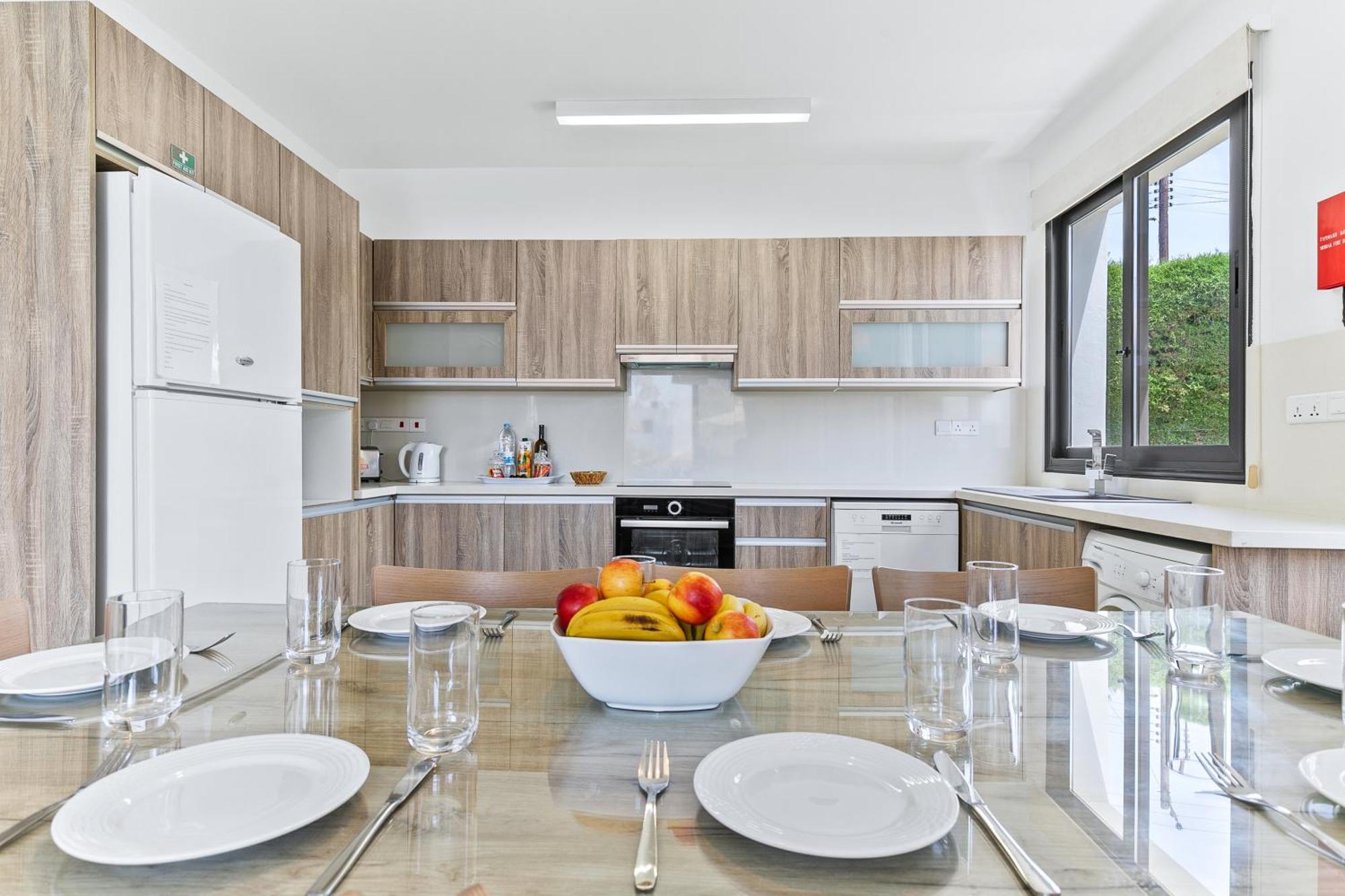 Platzia Beach Villas Paphos ภายนอก รูปภาพ