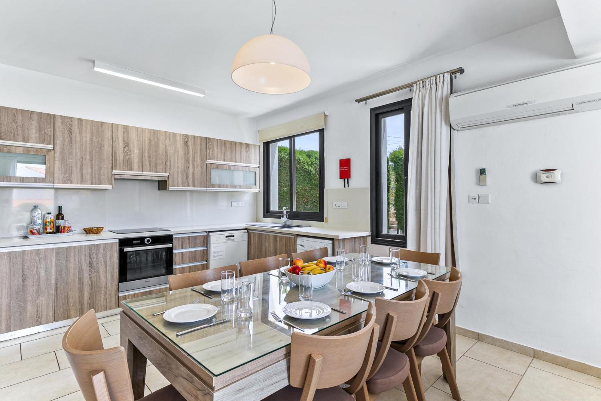 Platzia Beach Villas Paphos ภายนอก รูปภาพ