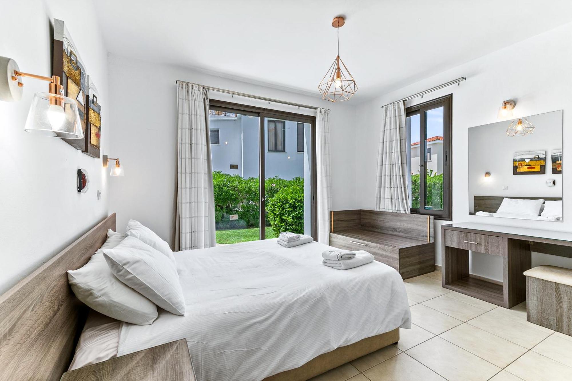 Platzia Beach Villas Paphos ภายนอก รูปภาพ