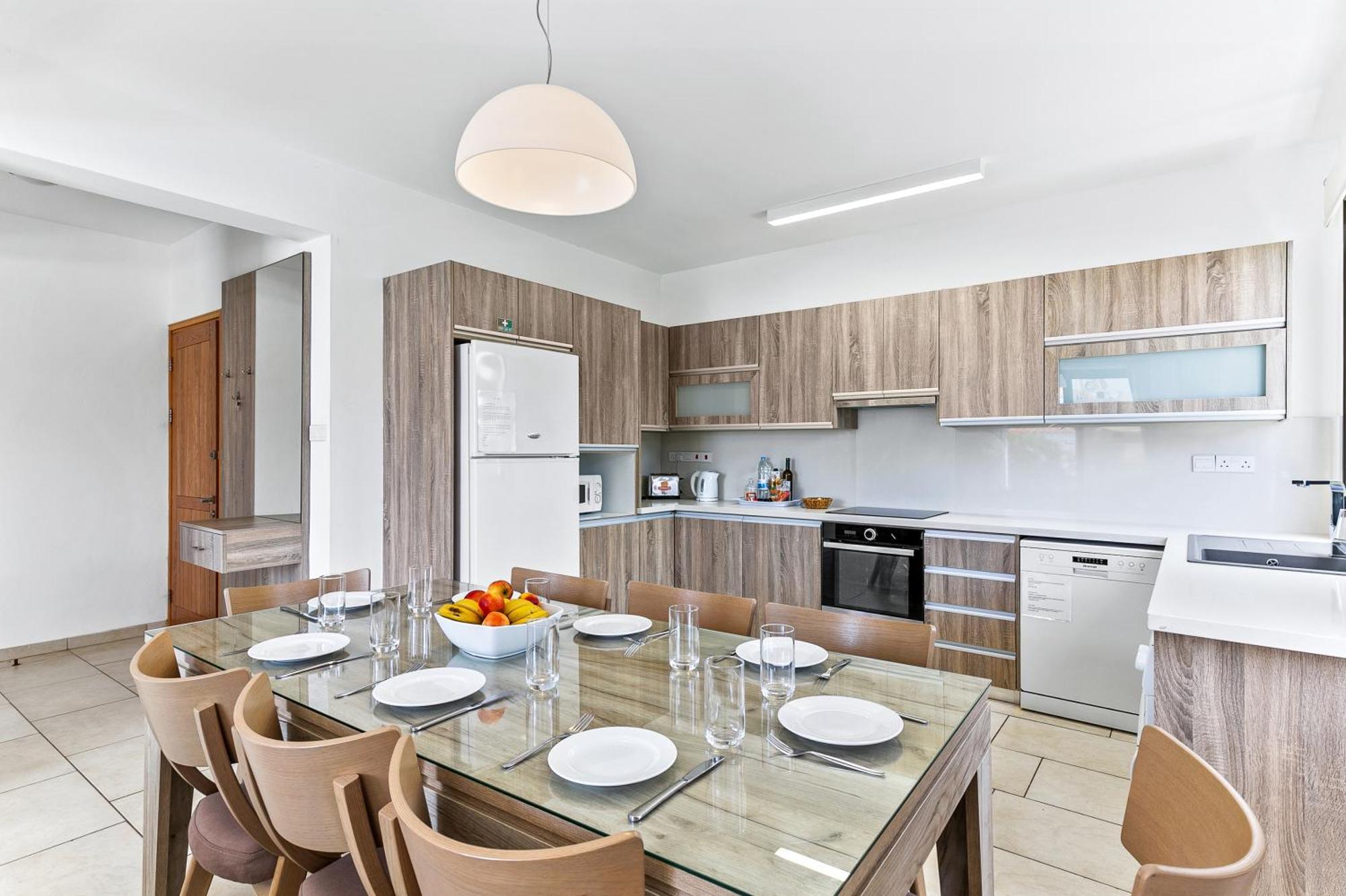 Platzia Beach Villas Paphos ภายนอก รูปภาพ