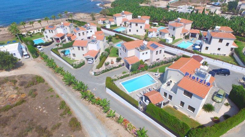 Platzia Beach Villas Paphos ภายนอก รูปภาพ