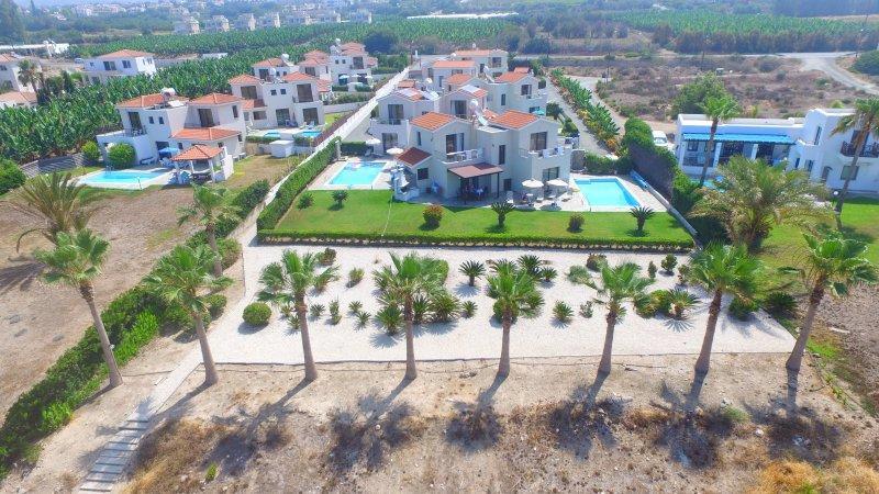 Platzia Beach Villas Paphos ภายนอก รูปภาพ