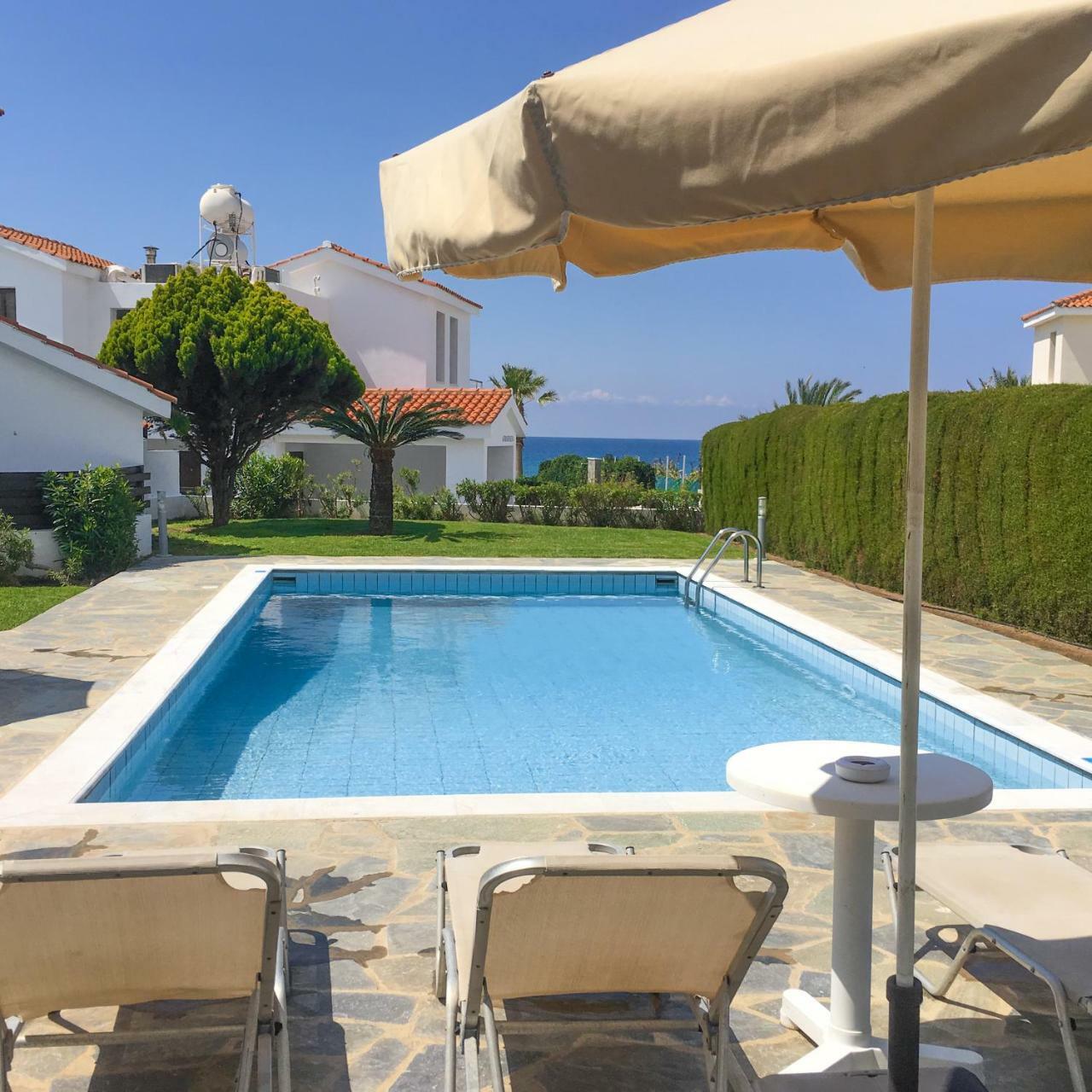 Platzia Beach Villas Paphos ภายนอก รูปภาพ