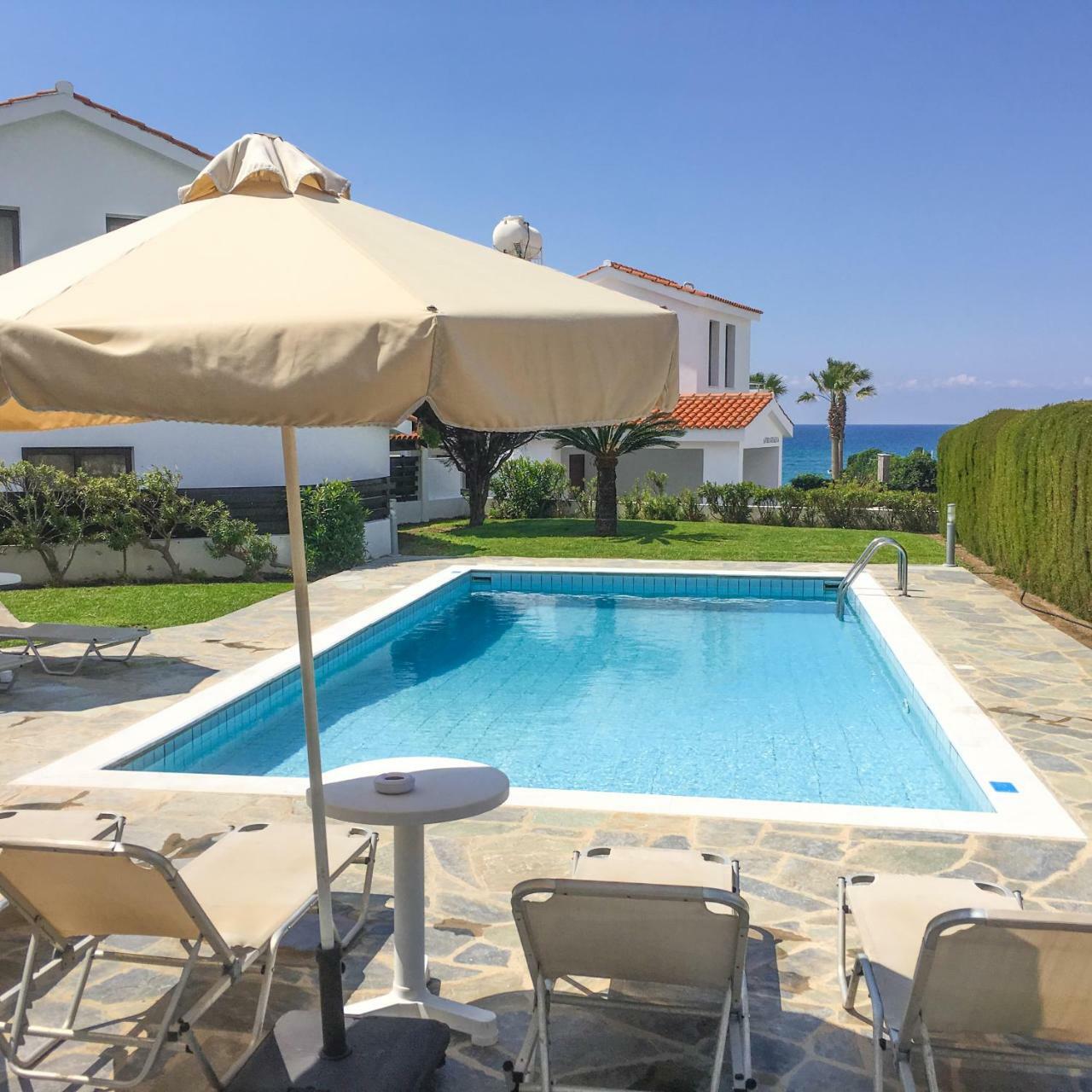Platzia Beach Villas Paphos ภายนอก รูปภาพ